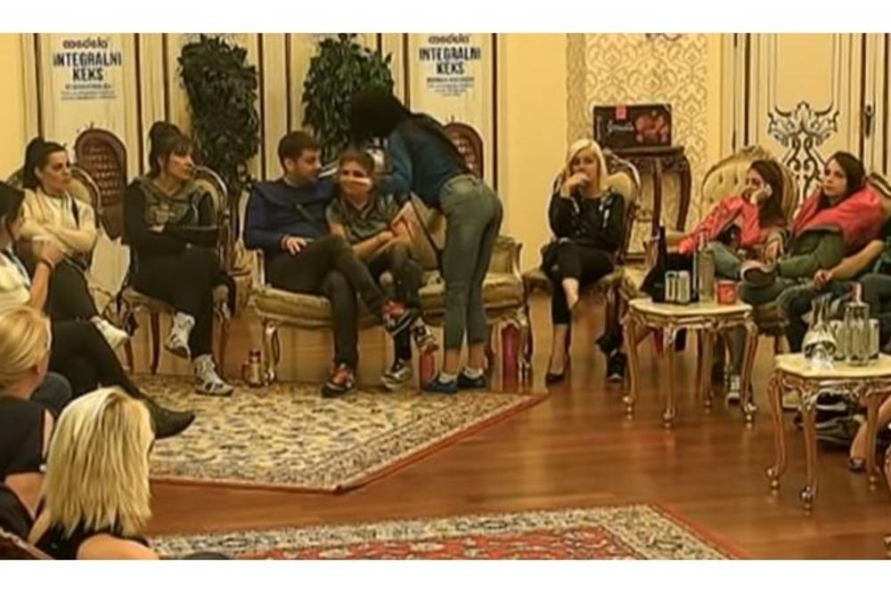 ŠMIZLA NAPALA MARINKOVIĆA: Glup si i ograničen, svi su te se ODREKLI!(VIDEO)