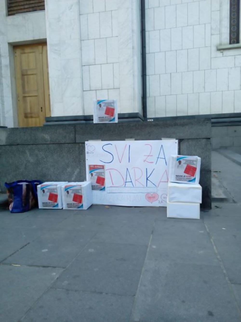 Kutije za pomoć Darku ispred Hrama Svetog Save  