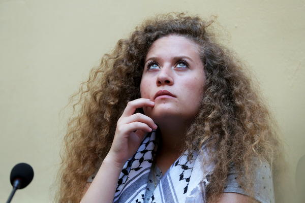 JA SAM DETE OKUPACIJE IZRAELA, PRVO SEĆANJE MI JE HAPŠENJE MOG OCA! Palestinka Ahed Tamimi objavila potresno pismo