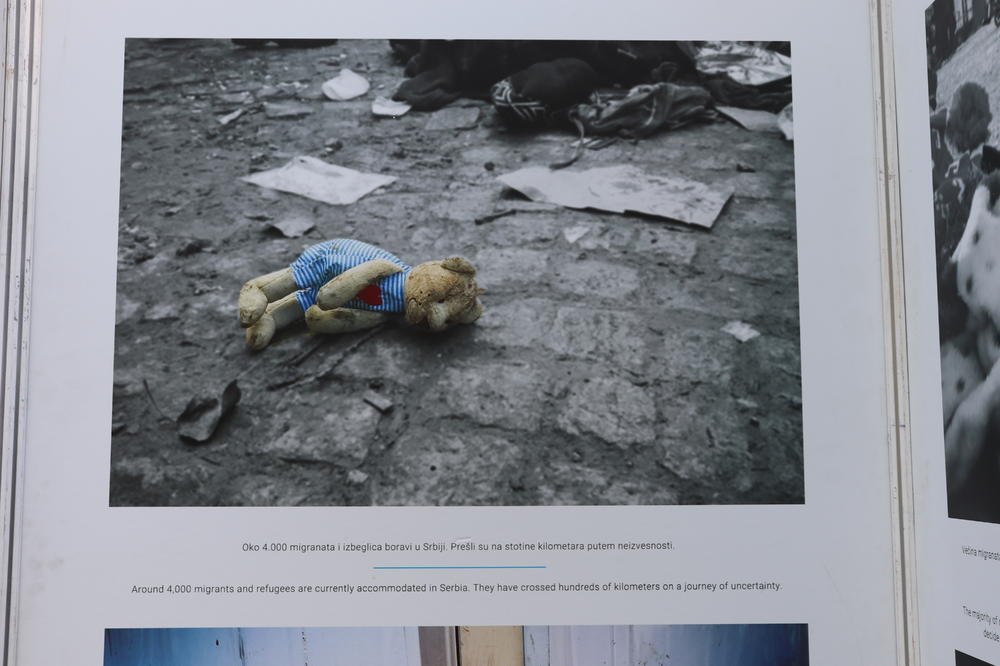 PLIŠANI MEDA I DALJE TRAŽI DEČAKA KOJI GA JE IZGUBIO U PAKLU RATA! Ko god vidi ove slike u centru Beograda ZAPLAČE