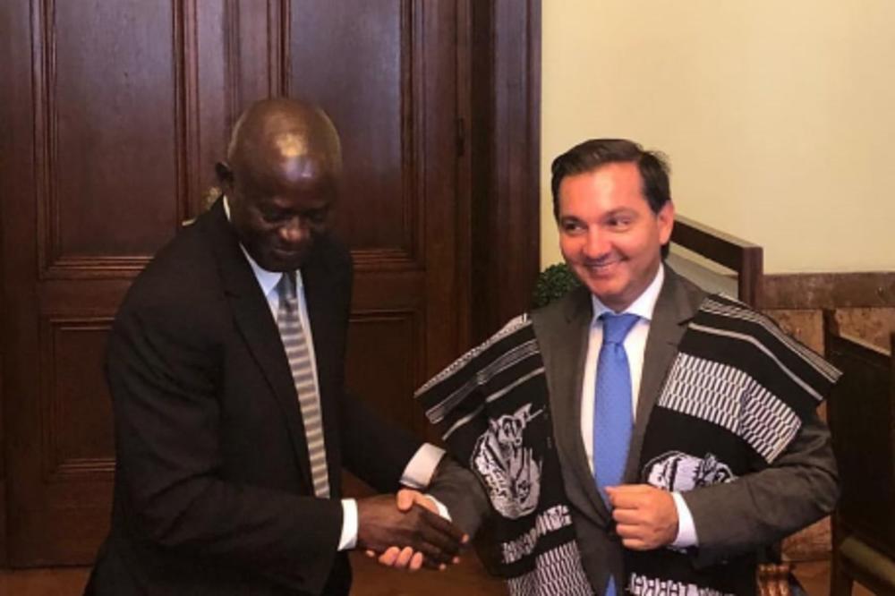 ZABORAVITE HIDŽAB MAJE GOJKOVIĆ! Potpredsednik Skupštine ogrnuo se u narodnu nošnju Gvineje Bisao! (FOTO)