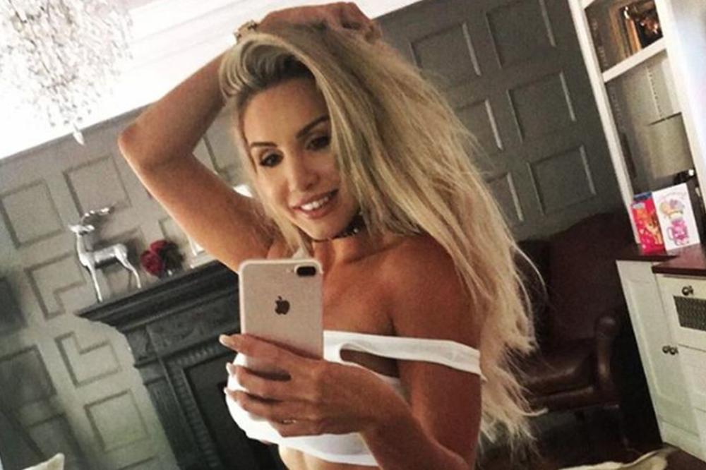 KO LI JE MARATONAC? Starleta se probudila skroz gola sa medaljom oko vrata, a ničega se ne seća! Ova fotka je dokaz