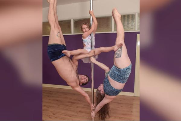 RODITELJI SA ĆERKOM (7) IGRAJU OKO ŠIPKE: Rade ovo svakog dana i to u svojoj dnevnoj sobi?! (VIDEO)