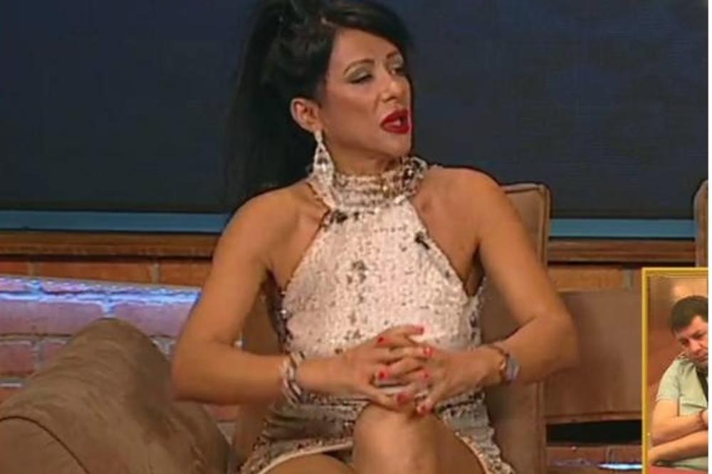 NE GUBI VREME: Vendi samo što je ušla u studio, i odmah pokazala DONJI VEŠ! (FOTO)