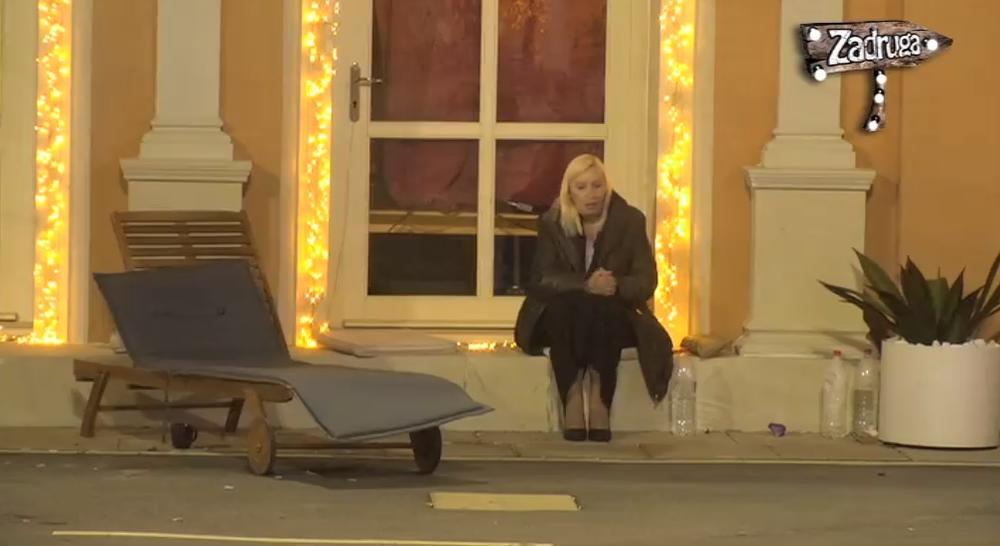 Snežana sedi u dvorištu i plače  