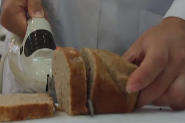 DA LI STE IKADA VIDELI PLAVI HLEB? On postoji a ukus je nerealno dobar! Provalite ovo (VIDEO)