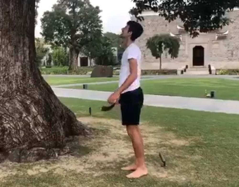 Nole zaliva drvo pred početak takmičenja u Šangaju  