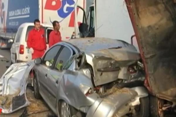 LANČANI SUDAR NA AUTOPUTU: Najmanje šest osoba poginulo, vatrogasci i hitna pomoć na terenu - sve je BLOKIRANO