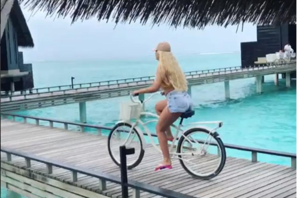 KARLEUŠA NA MALIDIVIMA RADI NEŠTO ŠTO NIKO NIJE OČEKIVAO! Čudo da nije upala u vodu, ali zato svi gledaju u GU*U