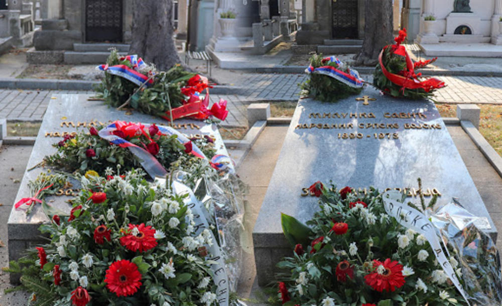 Grob Milunke Savić pre naše posete i posle nje  