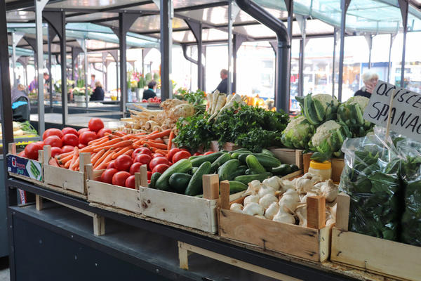 JEDEMO OTROV! U Srbiji se prodaje VOĆE I POVRĆE koje je prskano 5 PUTA VIŠE nego što je dozvoljeno