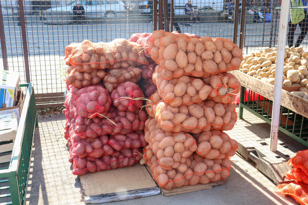 Na pijacama u Srbiji se pojavili lažni mladi krompirići čije je cena jako niska: Pravim cena ide i do 1.000 dinara!