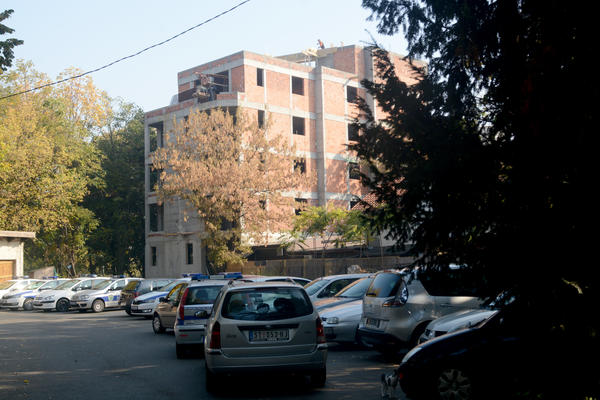 NAKON ŠTO JE UBIJEN, 1 MUŠKARAC GA JE PRIVATNIM KOLIMA ODVEZAO U URGENTNI! Detalji likvidacije na Senjaku