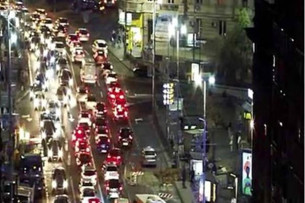 VOZAČI, NIKAKO OVUDA: Velike gužve na ulicama, autobusi ne mogu da se probiju, STANICE KRCATE!