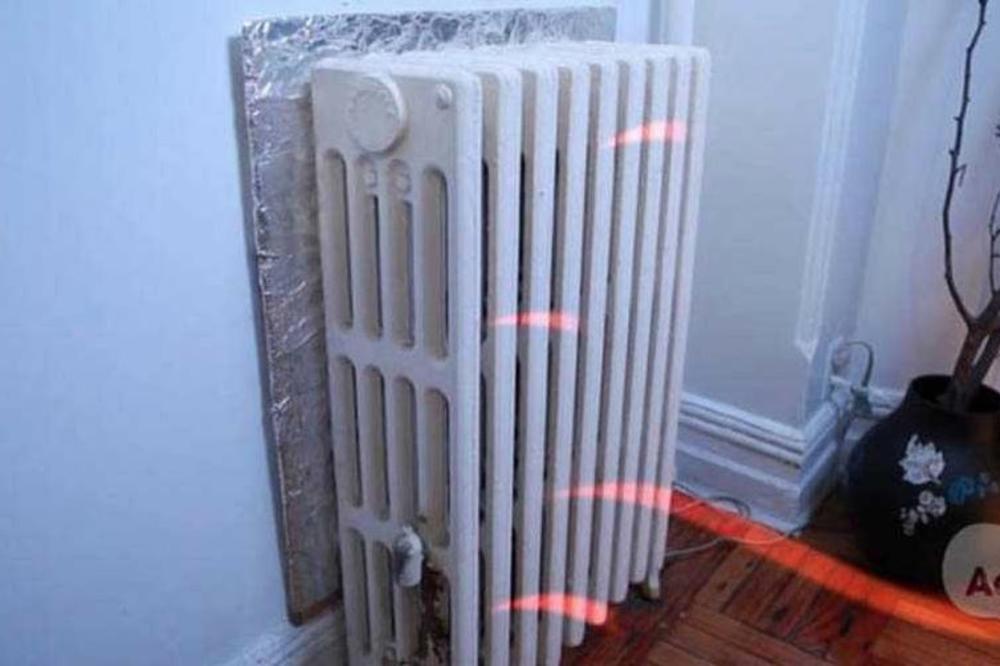 NEMA VIŠE SMRZAVANJA ZIMI! Žena je stavila FOLIJU iza RADIJATORA i PROKUVALA! Evo kako da to učinite ISPRAVNO