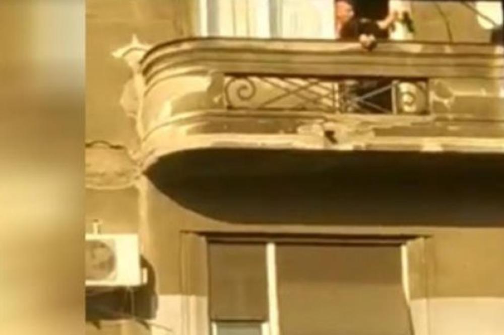 VRELA AKCIJA U KOLARČEVOJ ULICI! Par se DOHVATIO BEZ IKAKVE ZADRŠKE, komšija sve vreme SNIMAO! (FOTO)