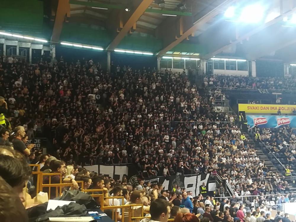 Partizanovci na svojoj tribini  