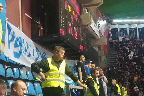 BRATSKI NAROD: Partizanovci i navijači Zenita su samo jednim stihom podigli ceo Pionir na noge!