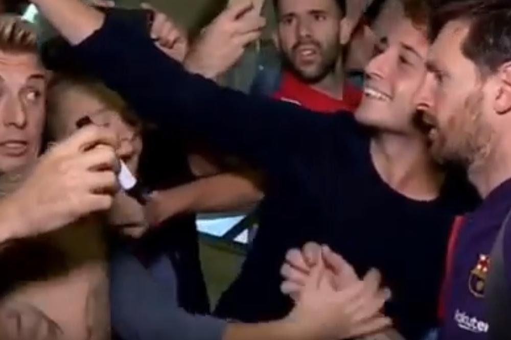 Kažete da se Mesi retko smeje? E, pa nije istina! Navijač svojom tetovažom iznenadio Argentinca!
