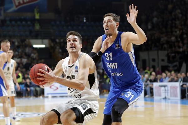 AKO ERIK KAD POJEDE BANANU POSTANE BANANAMEN: Šta je onda Zagorac kad promeni patike na poluvremenu i razbije Zenit