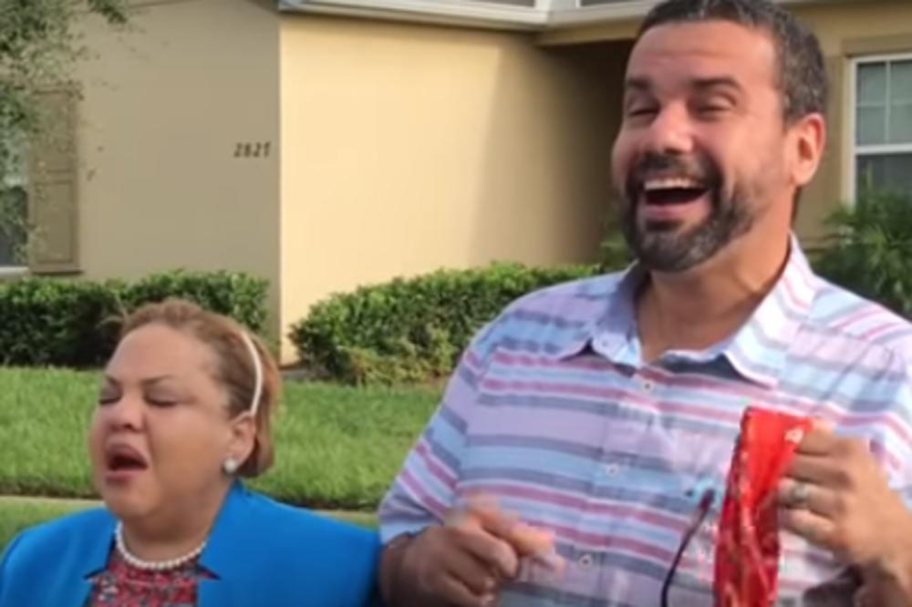 NJEGOVI RODITELJI SU RADILI I PO DVE SMENE KAKO BI IMAO SVE ŠTO ŽELI: Onda im je priredio emotivno IZNENAĐENJE!