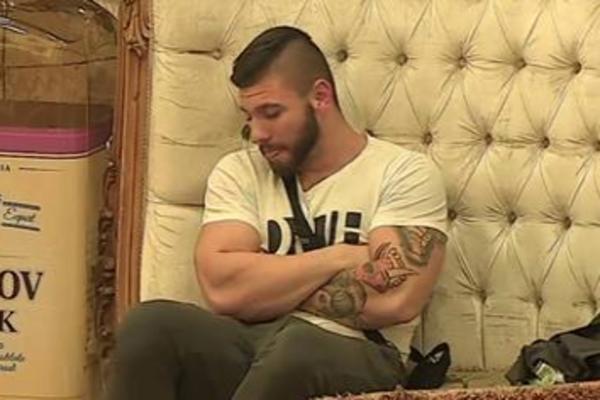 SVE SU ONE BORANIJA ZA TEBE, NISI IM NI DO ČLANKA: Benjamin pronašao LJUBAV čak joj je i MASAŽU obećao! (VIDEO)