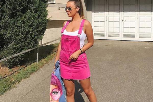 DINAMIT U POZNIM GODINAMA: Devojka crno-belog heroja je prava bomba, a tek kada vidite kakva joj je majka...