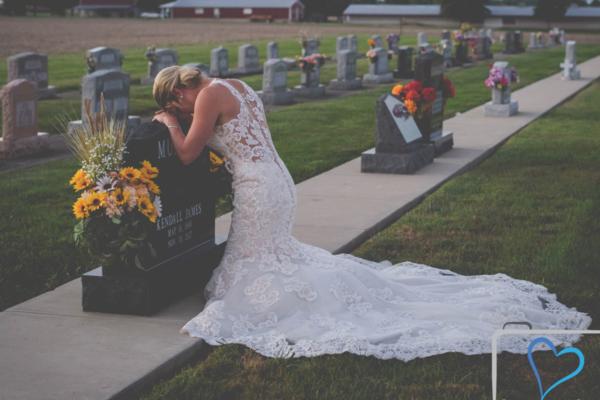 SLIKA KOJA SLAMA I NAJTVRĐA SRCA: JECALA je na grobu svog verenika, na dan kada su se trebali VENČATI! (FOTO)