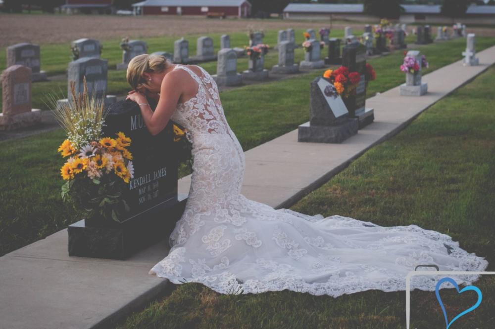 SLIKA KOJA SLAMA I NAJTVRĐA SRCA: JECALA je na grobu svog verenika, na dan kada su se trebali VENČATI! (FOTO)
