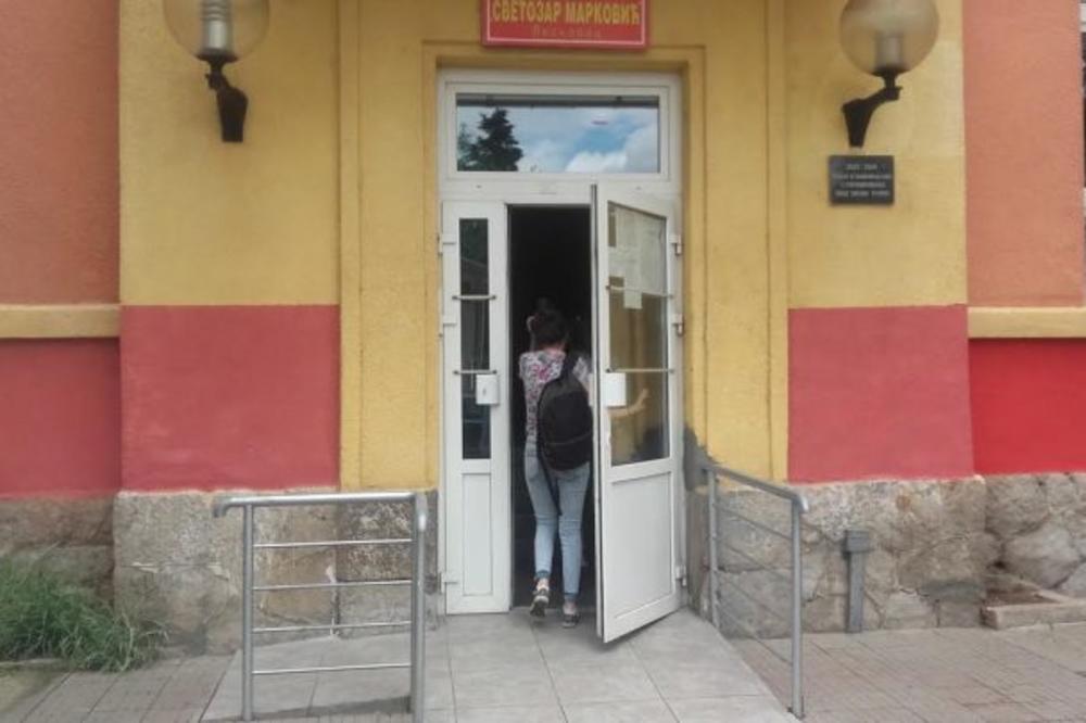 SVE ĆU DA VAS UBIJEM, CIGANI! ISTREBIĆU VAS! Užas u Leskovcu, muškarac upao u školu i pretio deci!