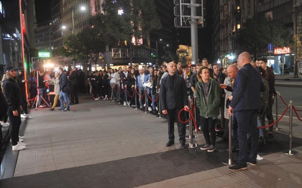 Svi čekaju u redu za ajfon  