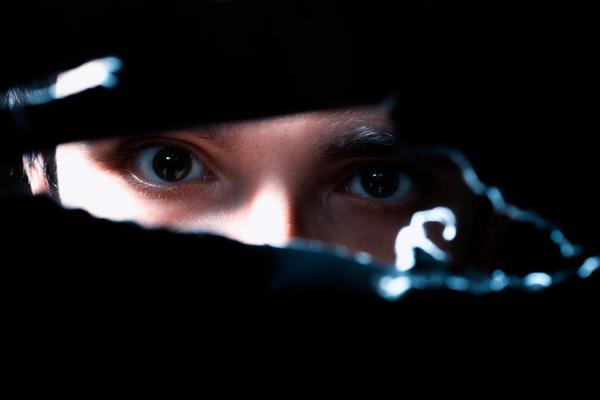 MISLITE DA VAS NEKO TAJNO SNIMA I PRISLUŠKUJE? Na ovaj način možete pouzdano da otkrijete da li ste u pravu!