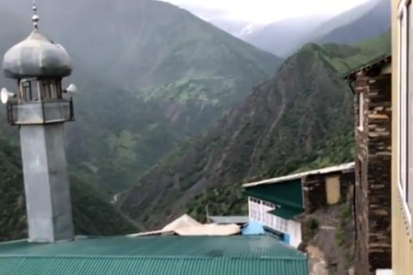 KAKVA SKROMNOST HABIBA! Dok MekGregor živi u vili koja košta 2 miliona, Dagestanac živi u kući na vrhu planine!