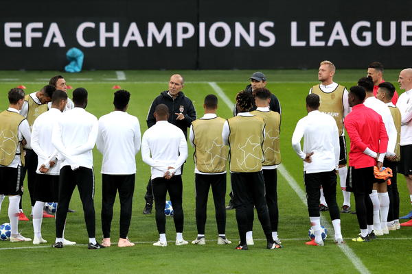 ZARADIO IM 870 MILIONA EVRA, PA POPIO ŠUT KARTU: Ni tolika lova ne može da prikrije katastrofalan početak sezone!