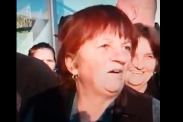 DOŠLA IZ PEČENJEVCE NA OTVARANJE LINDE! Ova žena ukrala je šou svima koji su se tukli za piliće (VIDEO)