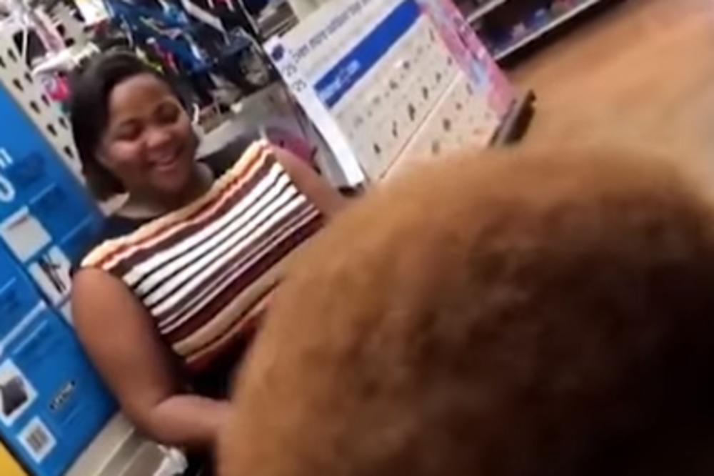 DEČAK HTEO DA PREPLAŠI MAJKU: Njena reakcija naterala ga je da se odmah pokaje! (VIDEO)