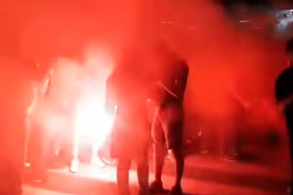 SCENA ZA PAMĆENJE USRED KORTEA CRNOGORACA: Baklje gore oko njih, dim svuda, on na kolenima...