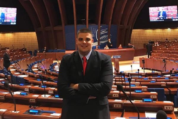 ŠEŠELJEV SIN U SAVETU EVROPE IZVREĐAO EU! Da li je Aleksandar ovim gestom ponizio Srbiju? (VIDEO)