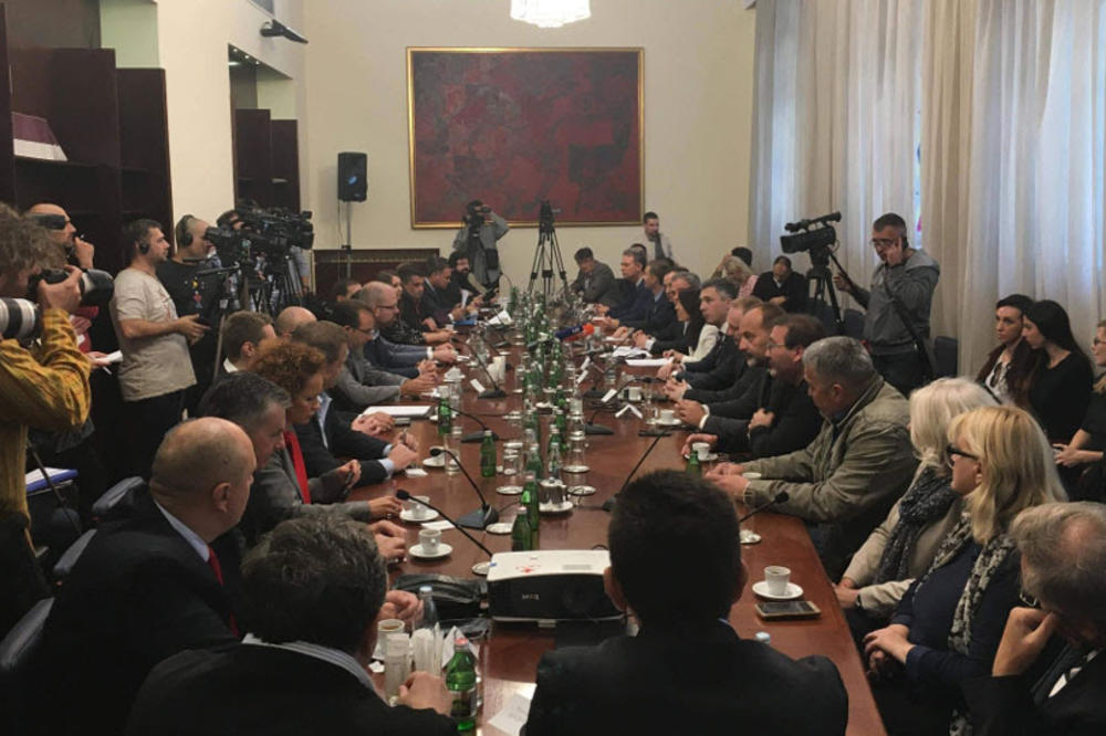 OKRUGLI STO OPOZICIJE: Traže promenu izbornih uslova u Srbiji i slobodnije medije!