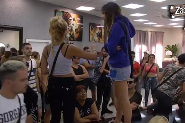 OBEZBEĐENJE IH JEDVA RAZDVOJILO: Marija i Miljana u žestokoj svađi! GLAVU ću ti POČUPATI! (VIDEO)
