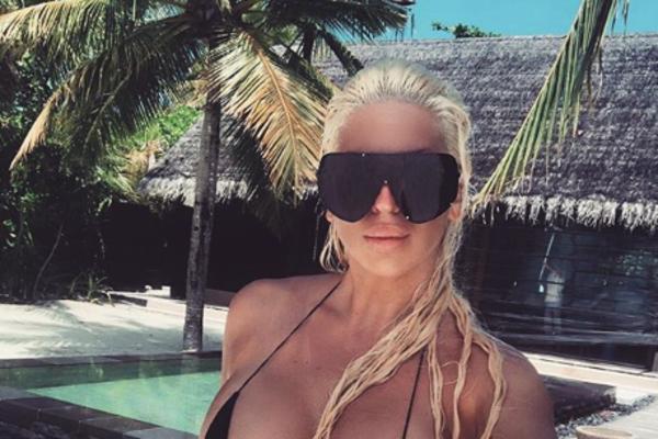 OD OVOG MOŽE DA SE RIKNE: Karleuša se skinula DO GOLE KOŽE, pa ispozirala! Bujne grudi sve bacile u drugi plan