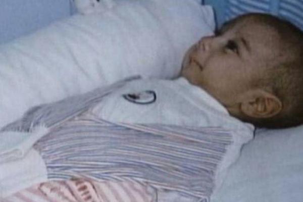 MAJKA OSTAVILA TEK ROĐENU BEBU ISPRED BOLNICE: Lekari se šokirali kad su pogledali ispod ćebeta! (VIDEO)