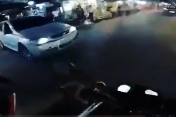 ŠUTNUO JE POGREŠNA KOLA: Motociklista dobio METAK U LEĐA posle incidenta na ulici! (VIDEO)