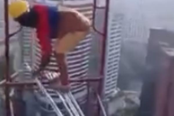 VAŽNO JE DA TI NOSIŠ KACIGU: Ovo je verovatno NAJOPASNIJI POSAO NA SVETU! (VIDEO)