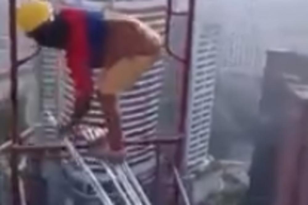 VAŽNO JE DA TI NOSIŠ KACIGU: Ovo je verovatno NAJOPASNIJI POSAO NA SVETU! (VIDEO)