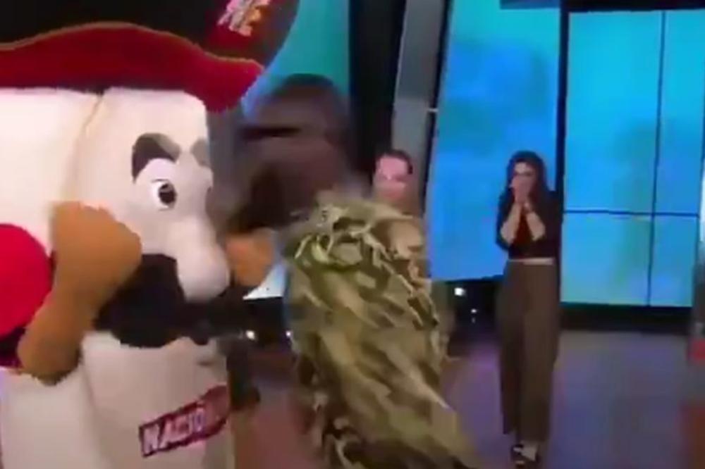 DEČKO, ŠTA NIJE U REDU S TVOJIM MOZGOM: Svetski prvak u boksu slomio maskoti vilicu usred emisije!