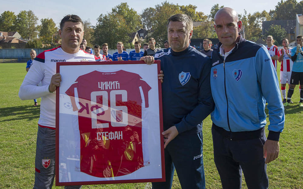 Dušan Đokić prima poklon od Vladana Milojevića