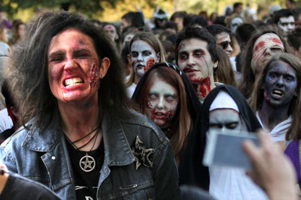 ŠETALA SAM SA ZOMBIJIMA U CENTRU GRADA! Ovi LJUDI se nisu UZALUD ŠMINKALI! NIHOVA PORUKA JE JASNA! (FOTO)