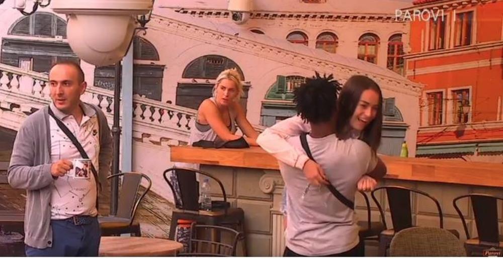 Potom je odmah pao zagrlaj  