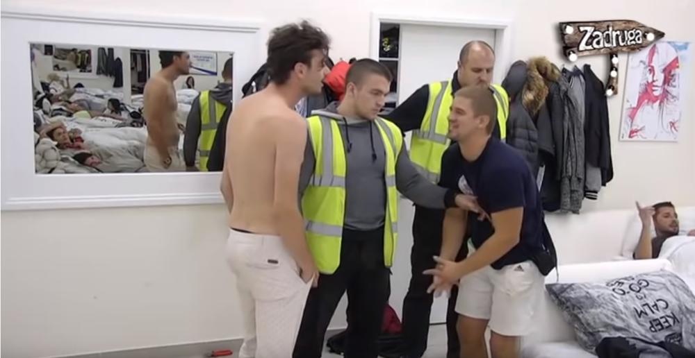 Obezbeđenje je bilo u pripravnosti!  